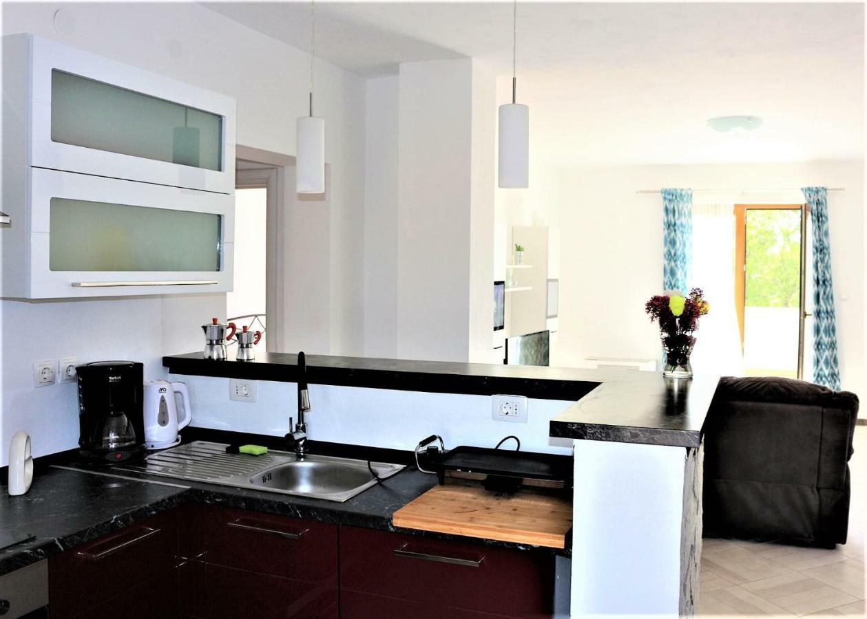 Apartments Mario Malinska Bagian luar foto