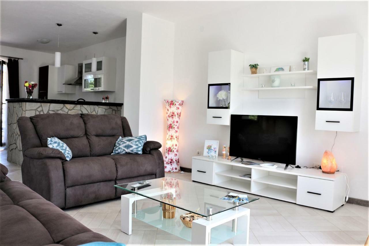 Apartments Mario Malinska Bagian luar foto