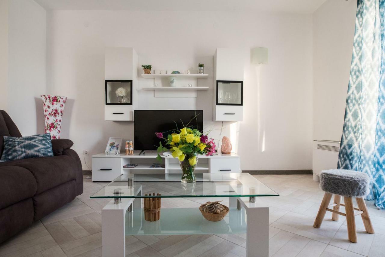 Apartments Mario Malinska Bagian luar foto