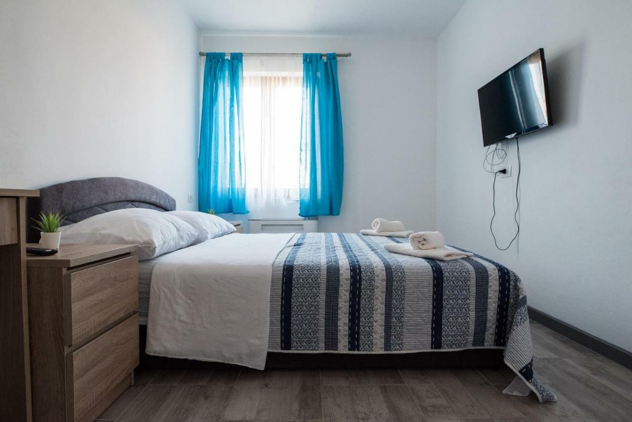 Apartments Mario Malinska Bagian luar foto