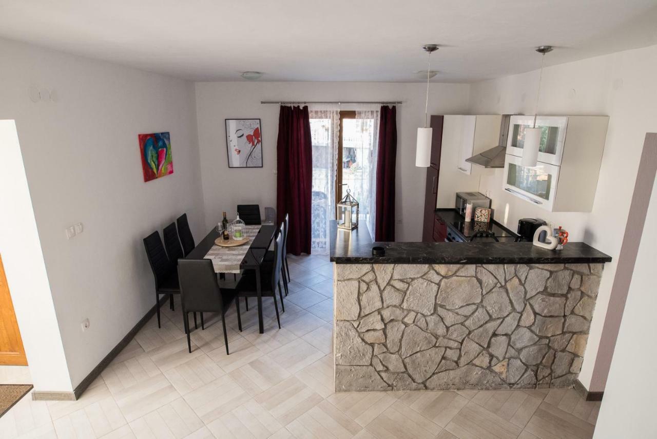 Apartments Mario Malinska Bagian luar foto