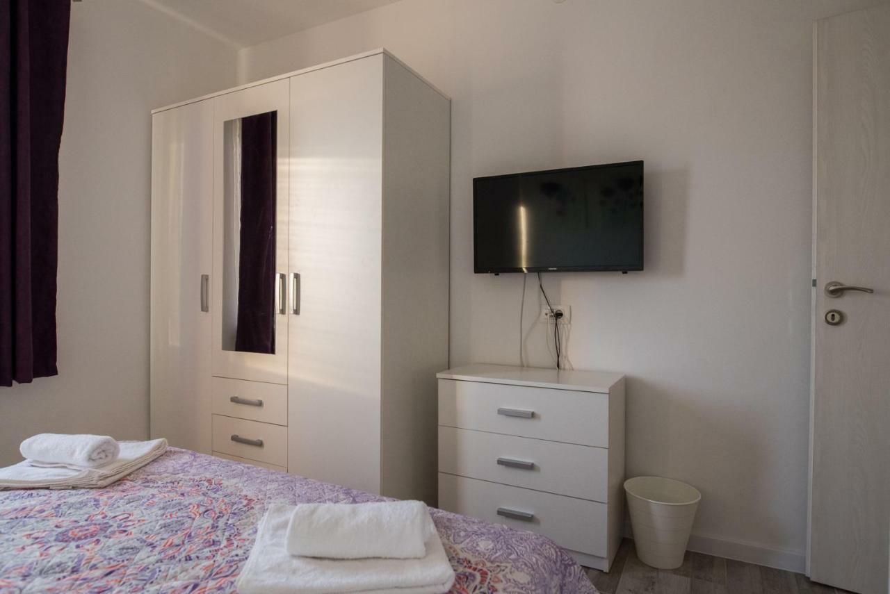Apartments Mario Malinska Bagian luar foto